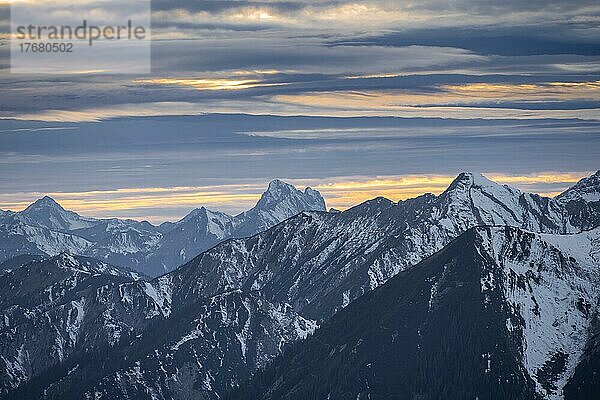 Ammergauer Alpen  Berge mit Schnee  Berglandschaft  Wettersteingebirge  Abendstimmung  Bayern  Deutschland  Europa