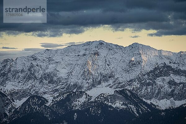 Wettersteinwand  Berge mit Schnee  Berglandschaft  Wettersteingebirge  Abendstimmung  Bayern  Deutschland  Europa
