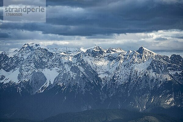 Berge mit Schnee  Berglandschaft  Wettersteingebirge  Abendstimmung  Bayern  Deutschland  Europa