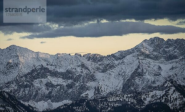 Rechts Dreitorspitze und Wettersteinwand  Berge mit Schnee  Berglandschaft  Wettersteingebirge  Abendstimmung  Bayern  Deutschland  Europa