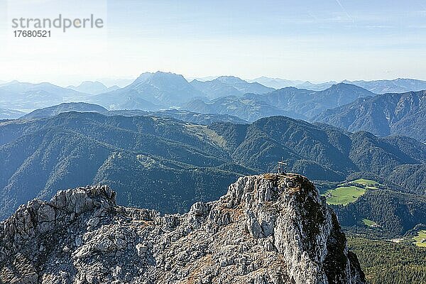 Alpenpanorama  Gipfel Seehorn  Wanderweg an einem Grat  Ausblick auf Berglandschaft  Nuaracher Höhenweg  Loferer Steinberge  Tirol  Österreich  Europa