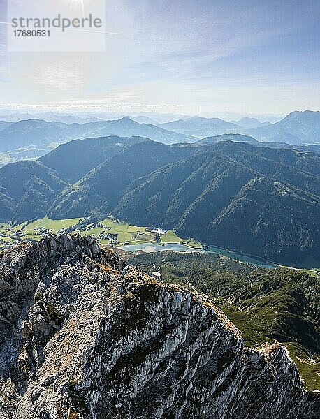 Luftbild  Gipfel Seehorn und Pillersee  Wanderweg an einem Grat  Ausblick auf Berglandschaft  Nuaracher Höhenweg  Loferer Steinberge  Tirol  Österreich  Europa