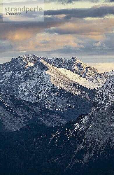 Hoher Gleirsch  Berge mit Schnee  Berglandschaft  Karwendel  Abendstimmung  Bayern  Deutschland  Europa