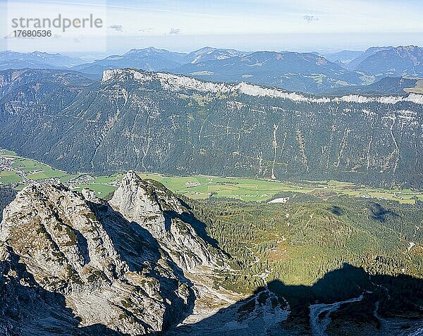 Blick vom Gipfel Seehorn  Wanderweg an einem Grat  Ausblick auf Berglandschaft  Nuaracher Höhenweg  Loferer Steinberge  Tirol  Österreich  Europa