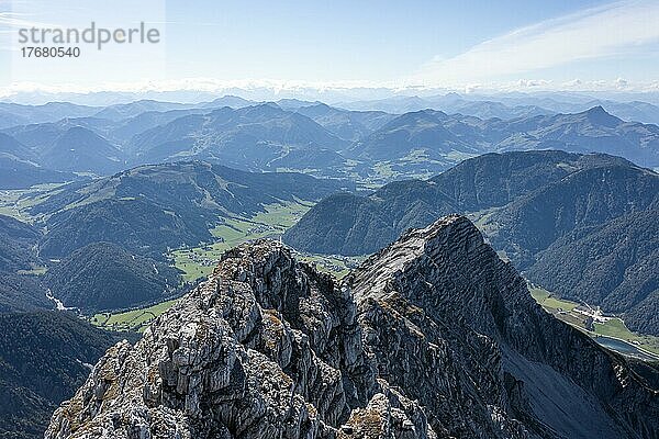 Blick vom Gipfel Rothörndl  Ausblick auf Berglandschaft  Nuaracher Höhenweg  Loferer Steinberge  Tirol  Österreich  Europa