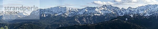 Alpenpanorama  Berge mit Schnee  Berglandschaft  Wettersteingebirge  Abendstimmung  Bayern  Deutschland  Europa