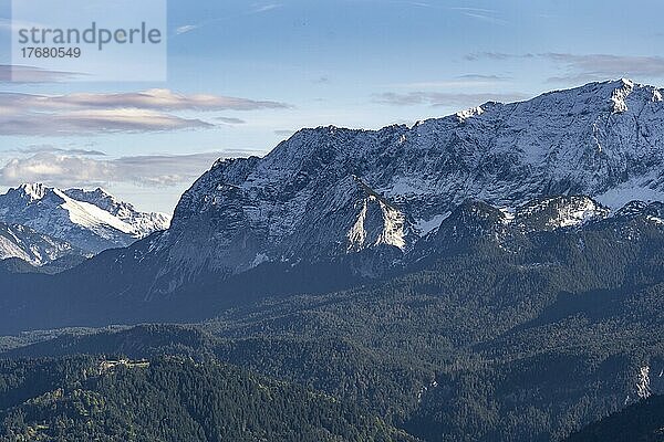 Berge mit Schnee  Berglandschaft  Wettersteingebirge  Abendstimmung  Bayern  Deutschland  Europa