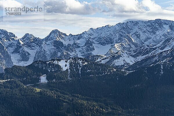 Scharitzspitze und Hundstallkopf  Berge mit Schnee  Berglandschaft  Wettersteingebirge  Abendstimmung  Bayern  Deutschland  Europa