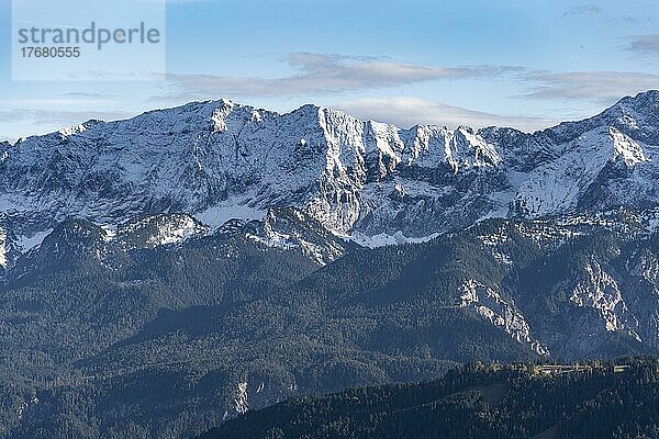 Wettersteinwand  Berge mit Schnee  Berglandschaft  Wettersteingebirge  Abendstimmung  Bayern  Deutschland  Europa