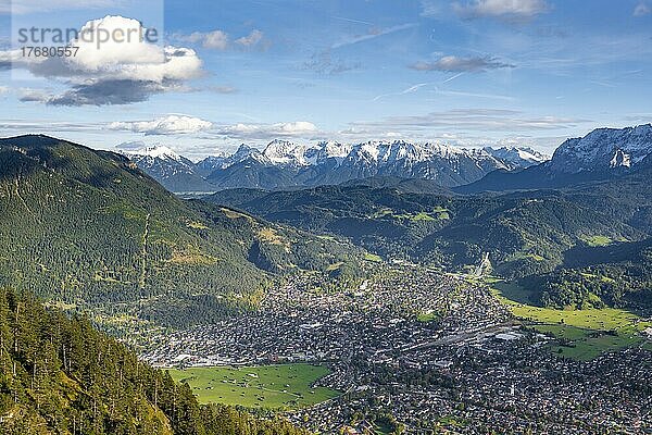 Wanderung zur Kramerspitz  Blick über Garmisch-Partenkirchen und Wettersteingebirge  Bayern  Deutschland  Europa