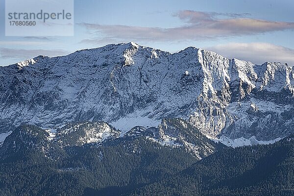 Wettersteinwand  Berge mit Schnee  Berglandschaft  Wettersteingebirge  Abendstimmung  Bayern  Deutschland  Europa