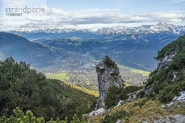 Kleiner Felsgipfel  Gipfelkreuz vor Garmisch-Partenkirchen  Wettersteingebirge  Bayern  Deutschland  Europa