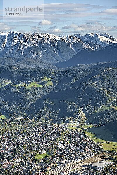 Blick über Garmisch-Partenkirchen mit Skisprungschanze und Wettersteingebirge  Bayern  Deutschland  Europa