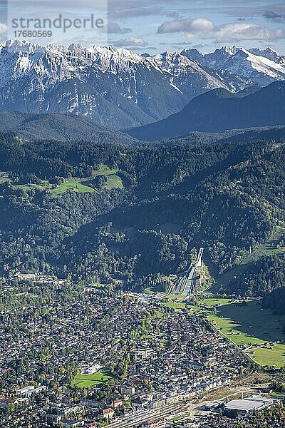 Blick über Garmisch-Partenkirchen mit Skisprungschanze und Wettersteingebirge  Bayern  Deutschland  Europa