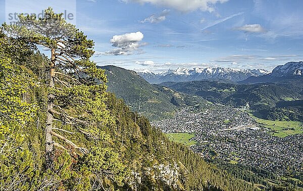 Wanderung zur Kramerspitz  Blick über Garmisch-Partenkirchen mit Skisprungschanze und Wettersteingebirge  Bayern  Deutschland  Europa