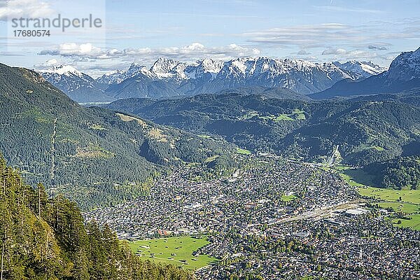 Blick über Garmisch-Partenkirchen und Wettersteingebirge  Bayern  Deutschland  Europa