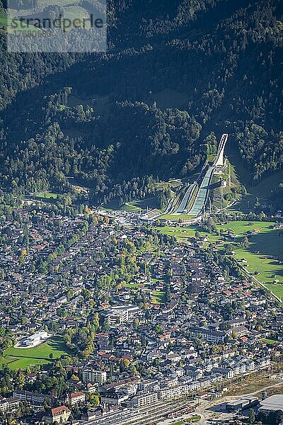 Blick über Garmisch-Partenkirchen mit Skisprungschanze  Bayern  Deutschland  Europa