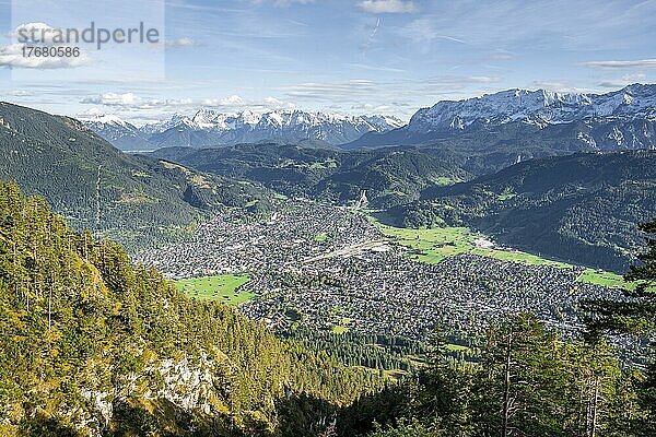 Blick über Garmisch-Partenkirchen und Wettersteingebirge  Bayern  Deutschland  Europa