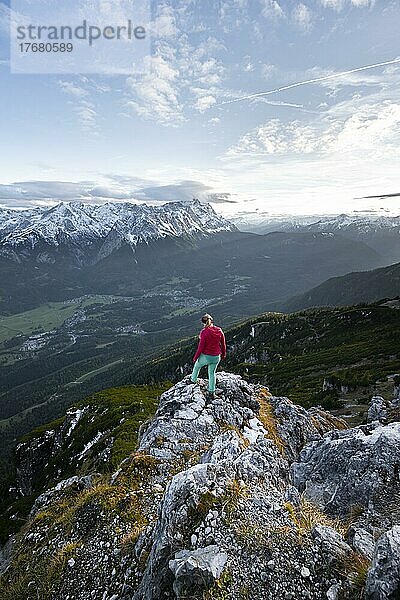 Junge Wanderin an der Kramerspitz  hinten Wettersteingebirge und Zugspitze  Bayern  Deutschland  Europa