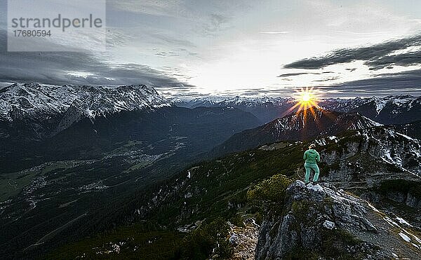 Sonnenuntergang  Junge Wanderin an der Kramerspitz  hinten Wettersteingebirge und Zugspitze  Bayern  Deutschland  Europa
