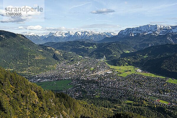 Blick über Garmisch-Partenkirchen und Wettersteingebirge  Bayern  Deutschland  Europa