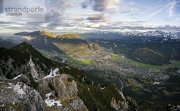Garmisch-Partenkirchen  Ortsansicht  Blick von der Kramerspitz  hinten Wettersteingebirge  Bayern  Deutschland  Europa