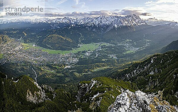 Sonnenuntergang an der Kramerspitz  hinten Wettersteingebirge und Zugspitze  Bayern  Deutschland  Europa