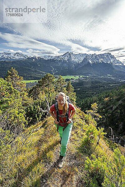 Junge Wanderin auf dem Wanderweg zum Kramer  hinten Wettersteingebirge  Garmisch  Bayern  Deutschland  Europa