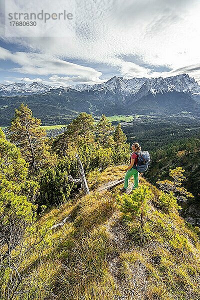 Junge Wanderin auf dem Wanderweg zum Kramer  hinten Wettersteingebirge  Garmisch  Bayern  Deutschland  Europa