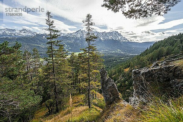 Wanderweg zur Kramerspitz  Blick auf das Wettersteingebirge mit Zugspitze  Bayern  Deutschland  Europa