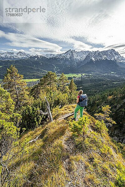 Junge Wanderin auf dem Wanderweg zum Kramer  hinten Wettersteingebirge  Garmisch  Bayern  Deutschland  Europa