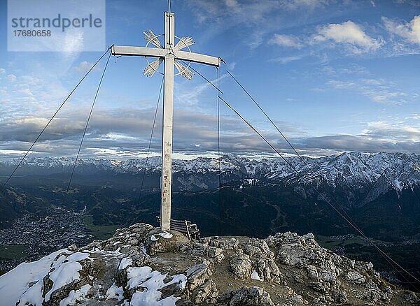 Gipfelkreuz von der Kramerspitz  hinten Wettersteingebirge  Bayern  Deutschland  Europa