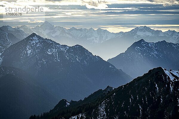 Ammergauer und Lechtaler Alpen  Berge mit Schnee  Berglandschaft  Wettersteingebirge  Abendstimmung  Bayern  Deutschland  Europa