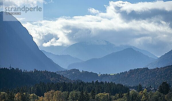 Alpenvorland  Berge in Wolken  bei Krün  Bayern  Deutschland  Europa