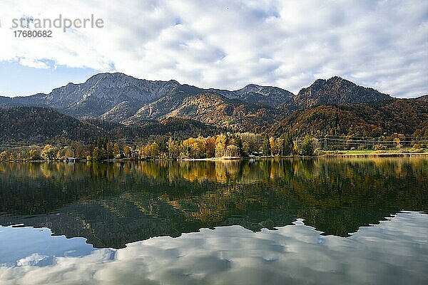 Kochelsee im Herbst  Alpenvorland  Kochelsee  Bayern  Deutschland  Europa