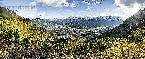 Bergpanorama  Blick über Garmisch-Partenkirchen und Wettersteingebirge  Bayern  Deutschland  Europa