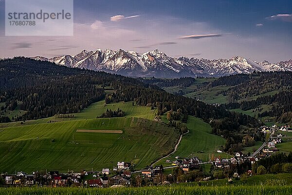 Schneebedeckte Gipfel  grüne Wiesen  Bergdorf  Morgen  Tatra-Gebirge  Polen  Europa