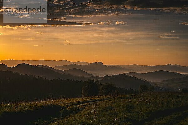 Sonnenaufgang über den Bergen  nebliger Frühling  Pieniny-Gebirge  Polen  Europa
