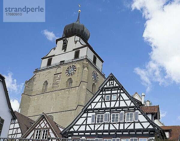Turm der evangelischen Stiftskirche  Fachwerkhäuser am Marktplatz  Herrenberg  Baden-Württemberg  Deutschland  Europa