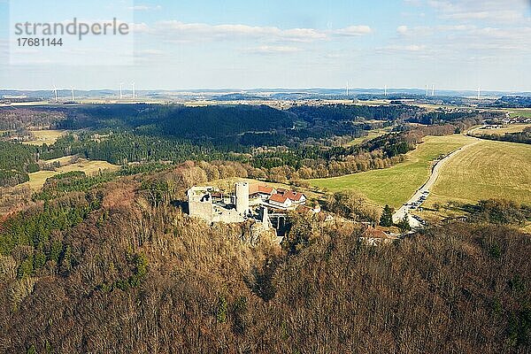 Blick vom Himmel auf Schloss Wolfstein bei Neumarkt  Oberpfalz  Bayern Deutschland