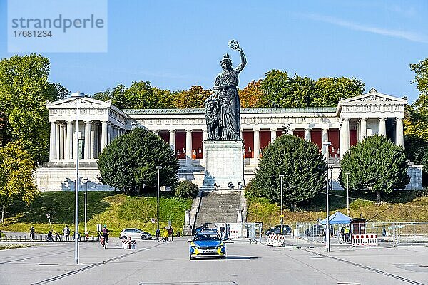 Polizeiauto vor der Bavaria Statue an der Theresienwiese  München  Bayern  Deutschland  Europa