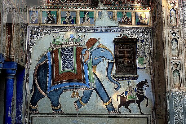 Indien  Rajasthan  gemalter Elefant an der Fassade des Snehi Ram Ladia Haveli in der Altstadt von Mandawa  Sneh Ram Ad A Haveli  Gutsherrenhaus mit bemalter Fassade  Nordindien  Indien  Asien