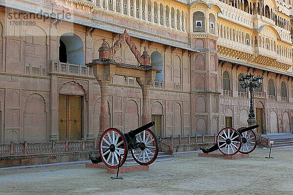 Rajasthan  das Junagarh Fort in Bikaner  zwei Kanonen im Innenhof vor einem Palast  Nordindien  Indien  Asien
