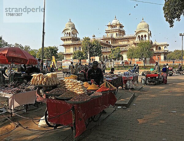 Rajasthan  Stadt Jaipur  kleiner Markt neben dem Prinz Albert Hall Museum  indo-sarazenische Architektur  Nordindien  Indien  Asien
