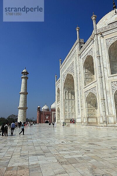 Bundesstaat Uttar Pradesh  Agra  Besucher gehen zum Eingang des Grabmasl Taj Mahal und im Hintergrund die Moschee und Minarett  Nordindien  Indien  Asien