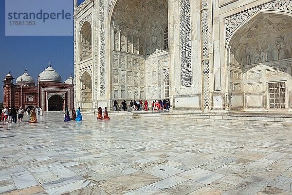 Bundesstaat Uttar Pradesh  Agra  Besucher am Eingang zum Grabmal Taj Mahal und im Hintergrund die Moschee  Nordindien  Indien  Asien