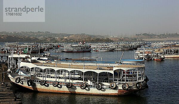 Touristenboote  Ausflugsboote auf dem Nil bei Assuan  Ägypten  Afrika