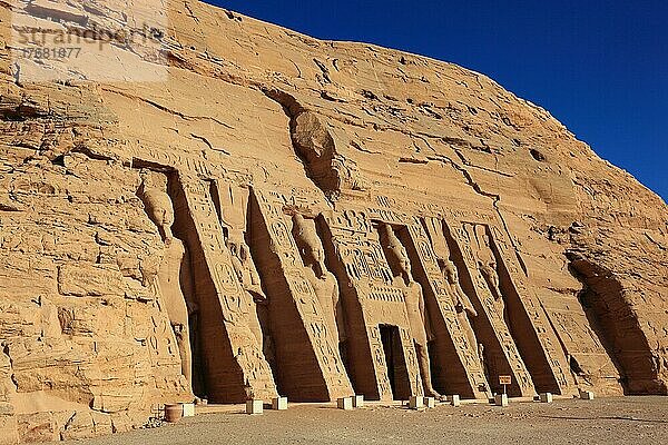 Abu Simbel  auch Abu Simbal  Ebsambul oder Isambul  der kleinere Hathor-Tempel zu Erinnerung an Nefetari  Oberägypten  Ägypten  Afrika