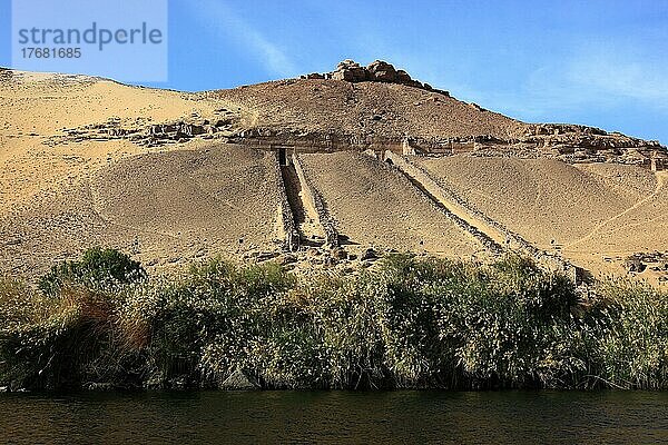 Landschaft entlang des Nil  Königsgräber zwischen Assuan und den nubischen Dörfern  Oberägypten  Ägypten  Afrika