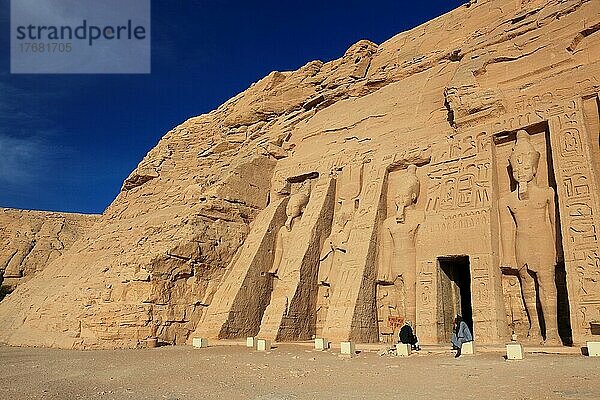 Abu Simbel  auch Abu Simbal  Ebsambul oder Isambul  der kleinere Hathor-Tempel zu Erinnerung an Nefetari  Oberägypten  Ägypten  Afrika